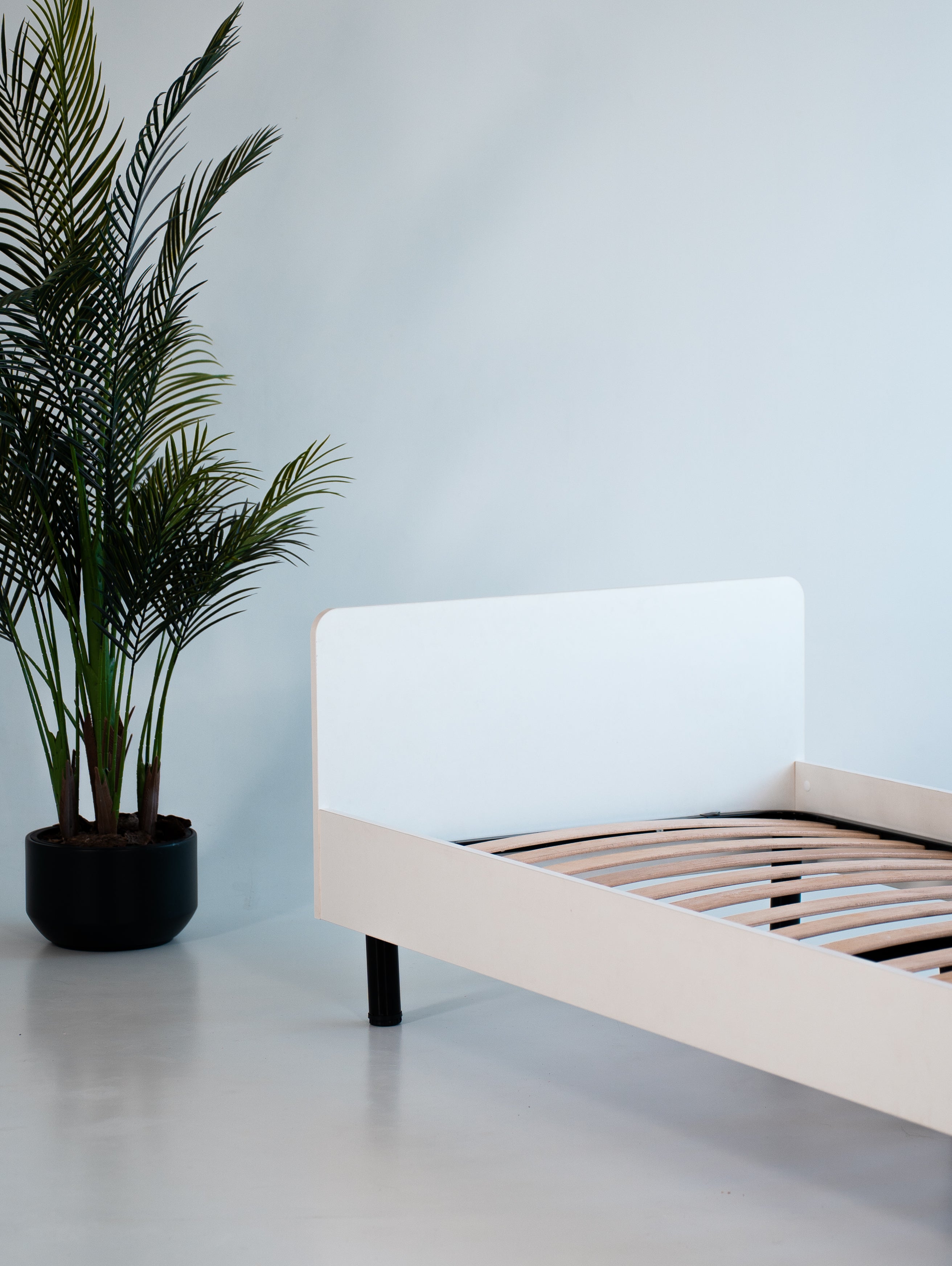 Łóżko 90x200 biały na regulowanych nóżkach