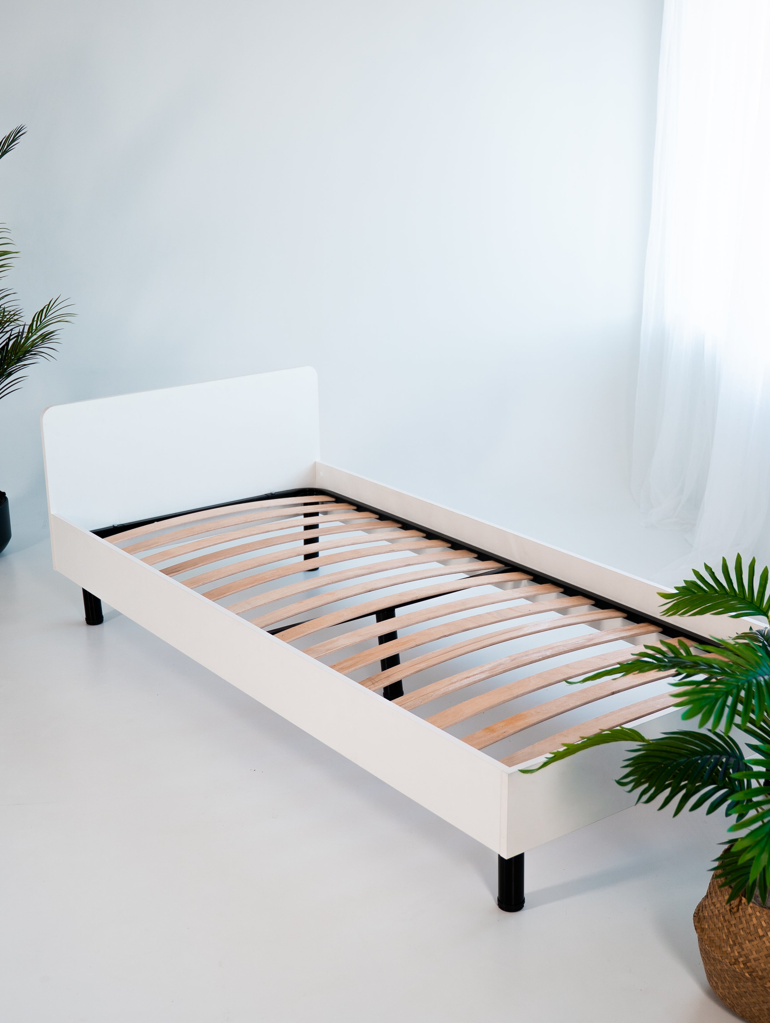 Łóżko 90x200 biały na regulowanych nóżkach