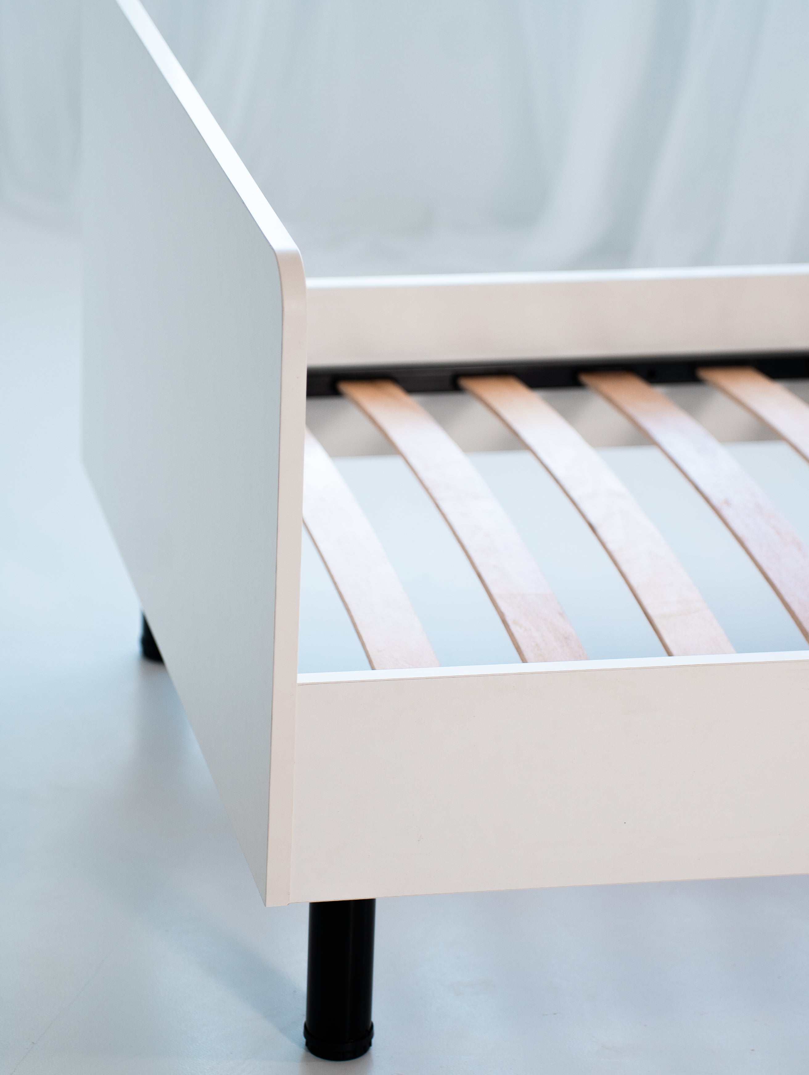 Łóżko 90x200 biały na regulowanych nóżkach