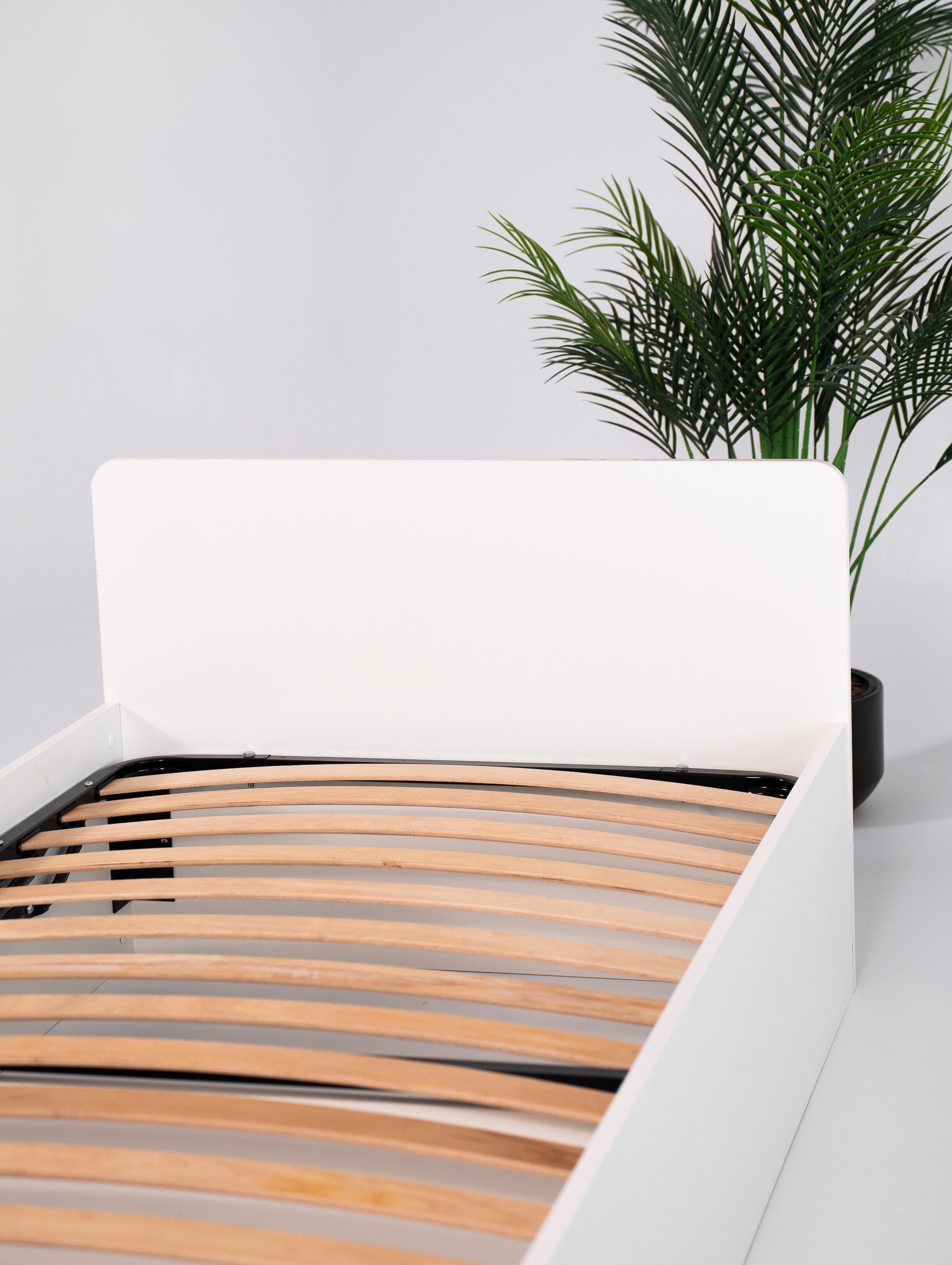 Łóżko 90x200 z podnośnikiem i pojemnikiem na pościel