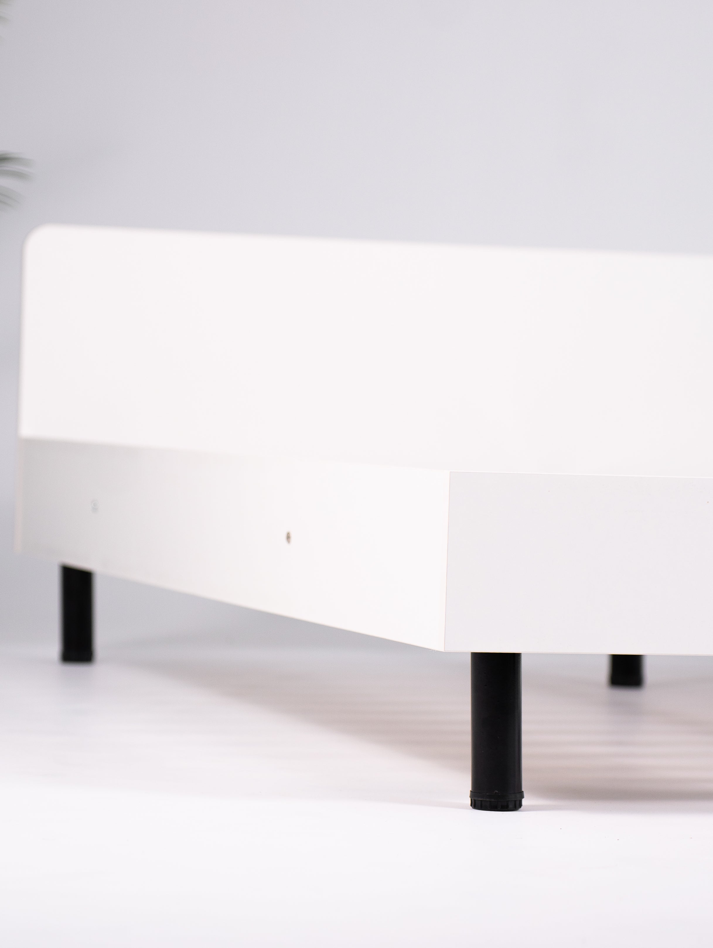 Łóżko 140x200 biały na regulowanych nóżkach