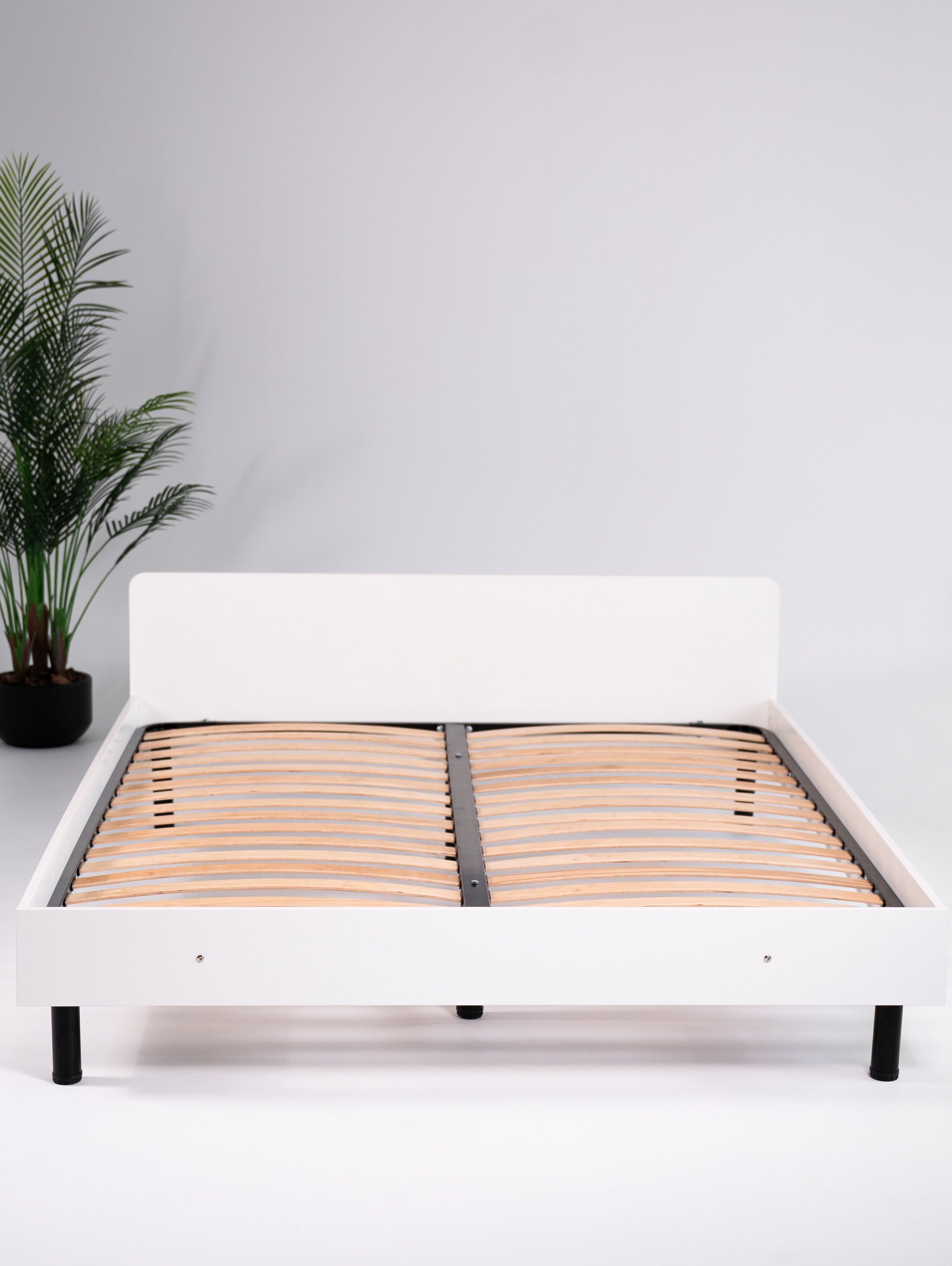 Łóżko 140x200 biały na regulowanych nóżkach